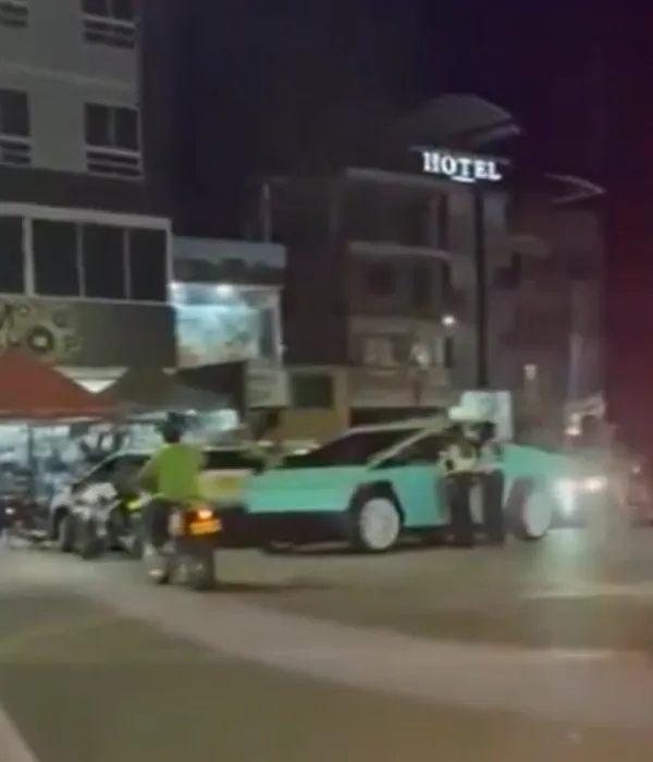 En videos de redes sociales fue registrada la inmovilización de la exclusiva camioneta Tesla.