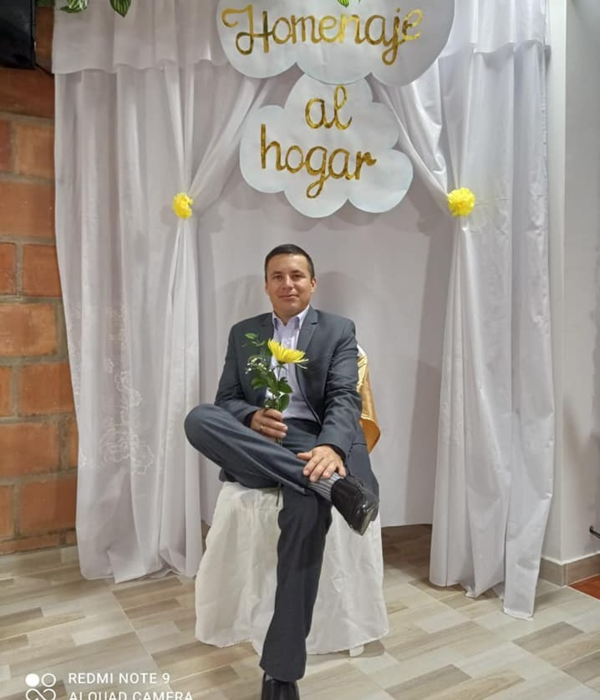 José Erley Ramírez fungía como pastor de una iglesia protestante, donde cantaba y hacía bautizos en aguas de ríos de la zona.