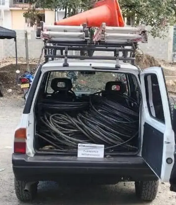 La captura de tres hombres en flagrancia, durante robo de cableado de servicios públicos en Cali.
