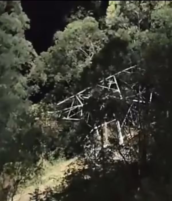 Esta es la torre de energía que fue derribada por las detonaciones en Loreto.