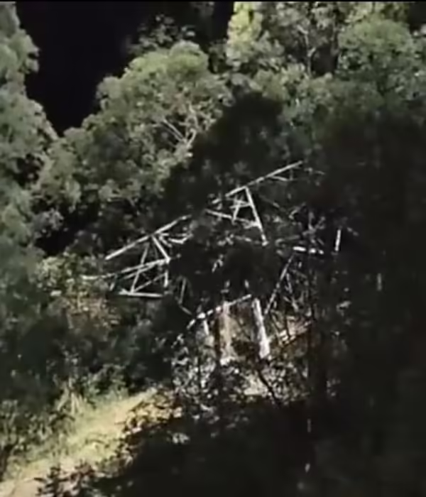 Esta es la torre de energía que fue derribada por las detonaciones en Loreto.