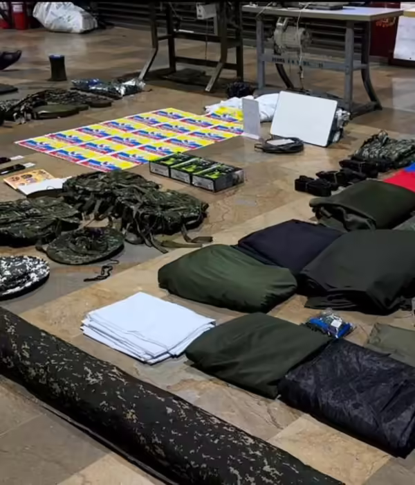 Se encargaba de la adquisición de elementos logísticos y tecnológicos, confección de uniformes, insignias, brazaletes y banderas.