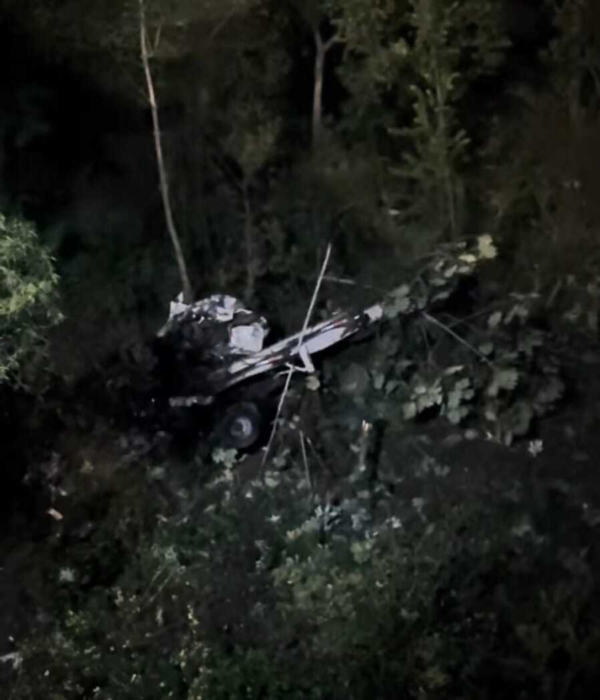 El vehículo cayó al vacío 120 metros.