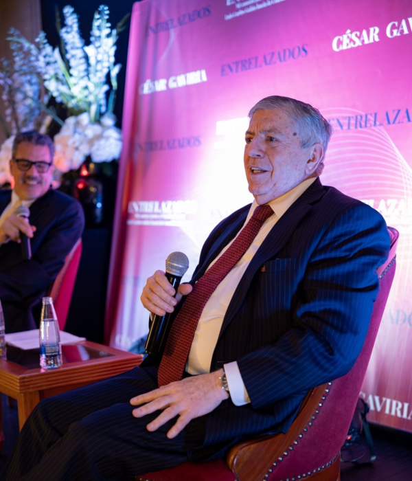 C??sar Gaviria en la presentaci??n de su libro, Entrelazados