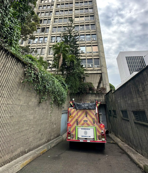 La emergencia fue controlada pero los bomberos continúan con las labores correspondientes.