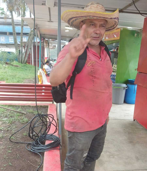 Él es Ónier Sotelo, un campesino y juglar que asegura vivir feliz radica en lo simple: el respeto mutuo.