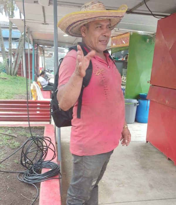 Ónier Sotelo, campesino y un juglar en El Plateado, Cauca.