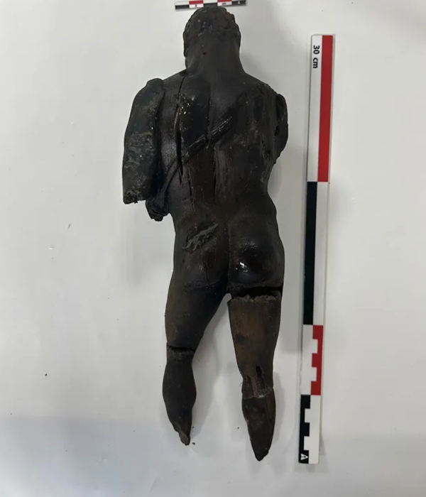 Imagen de la talla de H??rcules tal cual se encontr??.