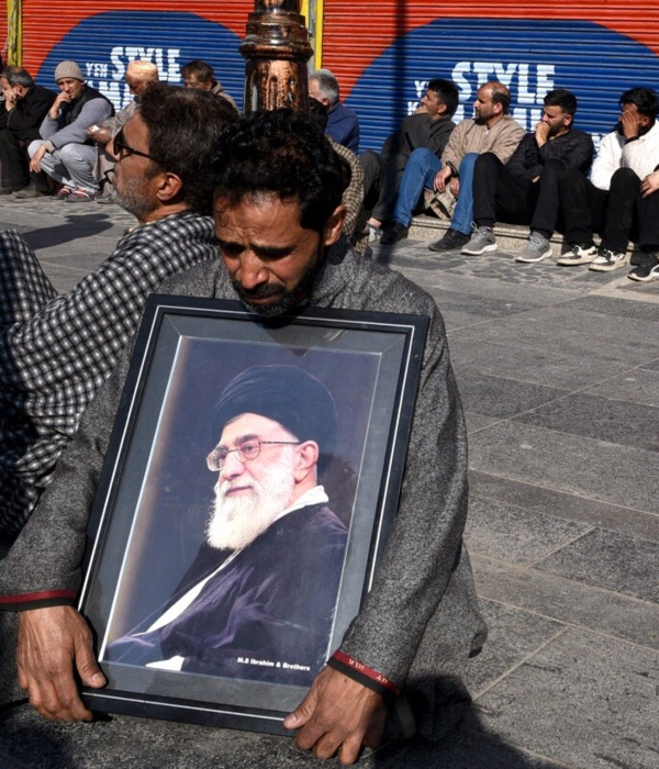 Iraníes lamentan la muerte del líder supremo Alí Jamenei.