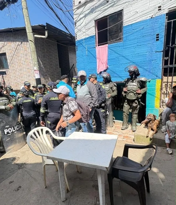 Autoridades hacen presencia en Manrique para desalojar viviendas en riesgo.