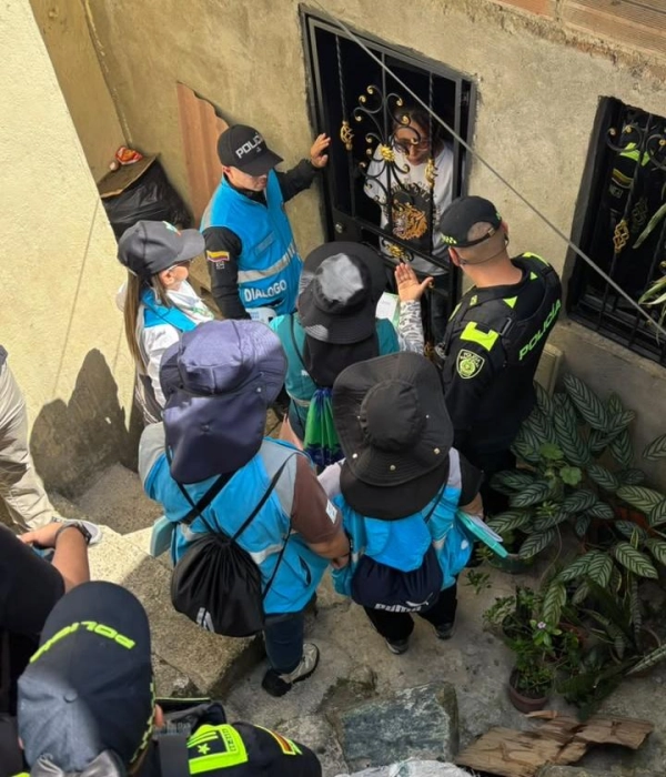 Funcionarios tratando de convencer a residentes de la zona de abandonar las viviendas.