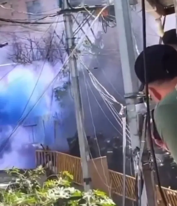 Detonación de bombas de humo en la zona tras enfrentamientos.