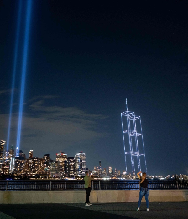 Drones recrean las Torres Gemelas que colapsaron tras ataques del 11S