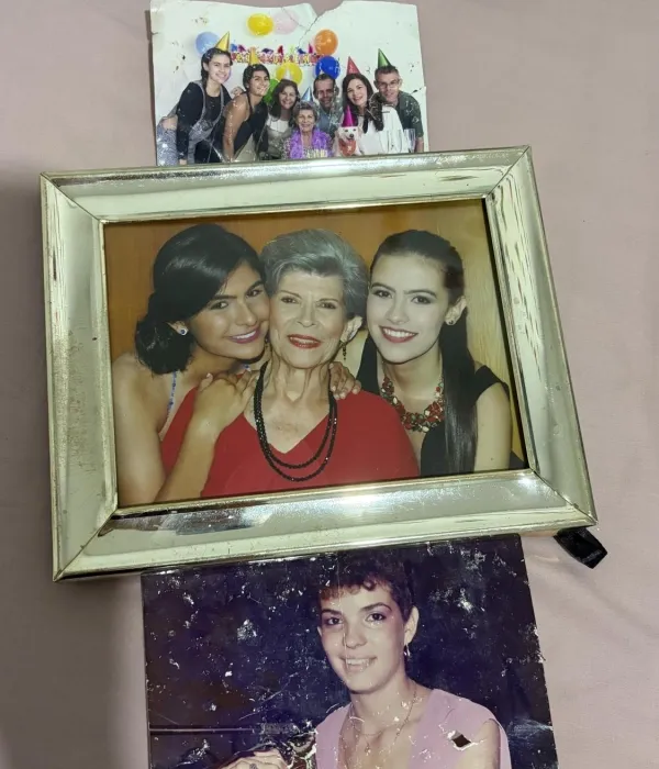 Entre los pocos objetos recuperados de los escombros quedaron varias fotografías familiares.