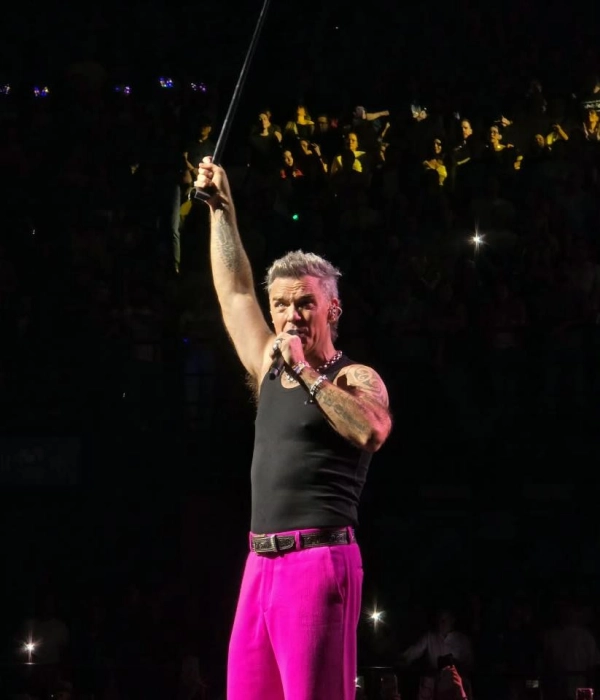 Robbie Williams performed for the first time in Colombia, on the night of Sunday, September 20, at the Movistar Arena in Bogotá.