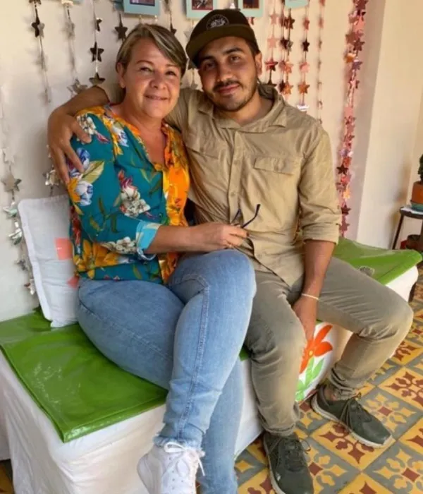 Andrés Camilo Peláez junto a su madre, Claudia Yepes.