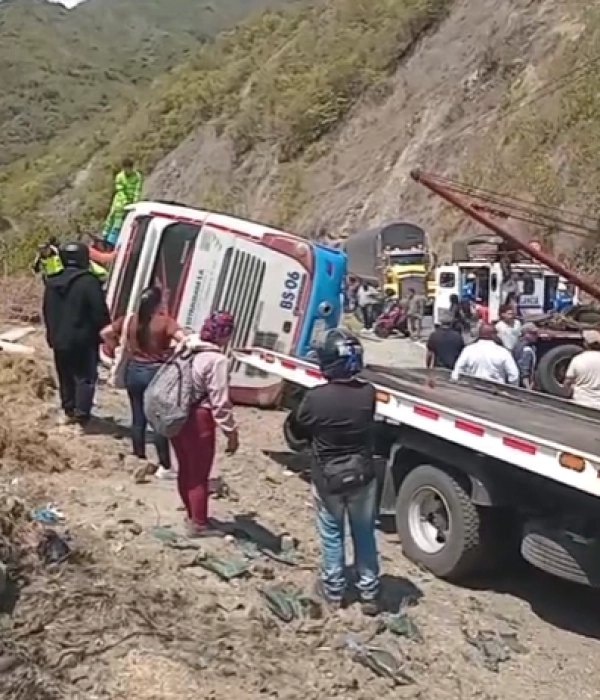 El bus se volcó y cayó a un abismo en el sector de El Manglar.