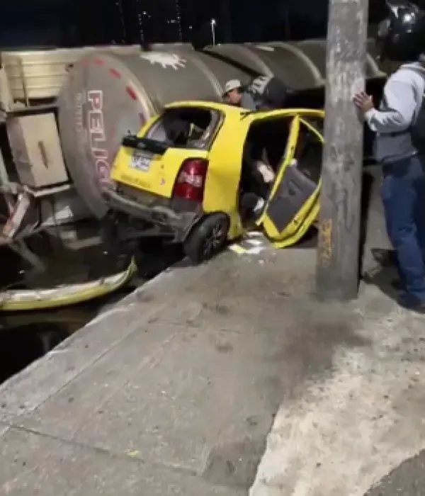 Un camión cisterna con 11.000 galones de combustible se volcó en la glorieta de Niquía.