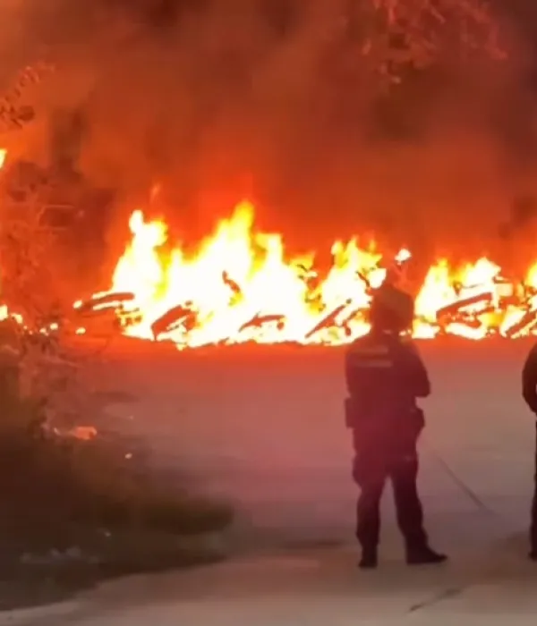 Siete motocicletas fueron incineradas en el marco de un presunto enfrentamiento entre bandas.