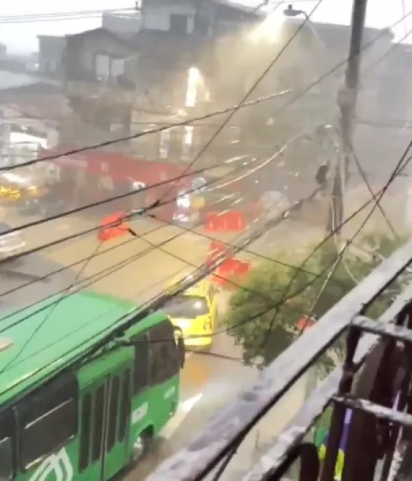 Vías inundadas por el desborde de quebradas en Medellín.