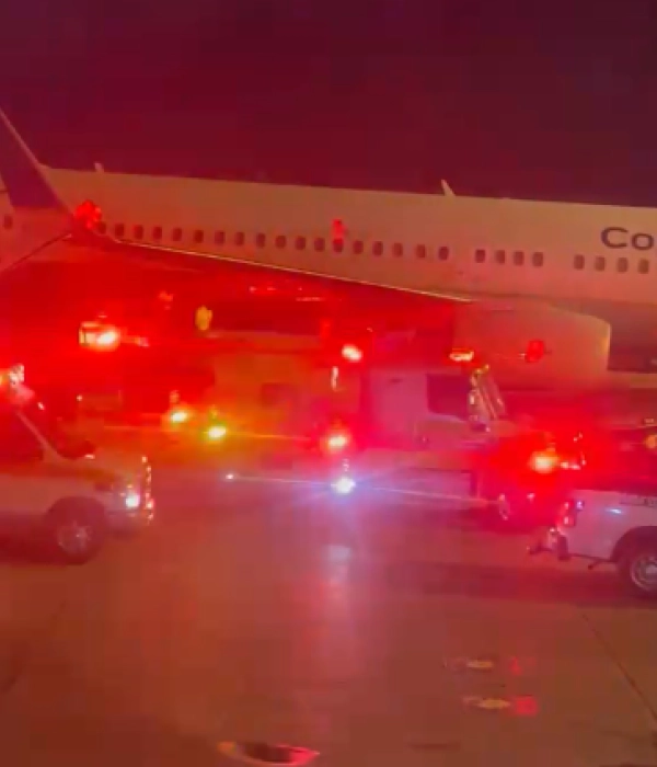 Bomberos, ambulancias y policías hicieron presencia en el aeropuerto de Miami tras el aterrizaje de emergencia.
