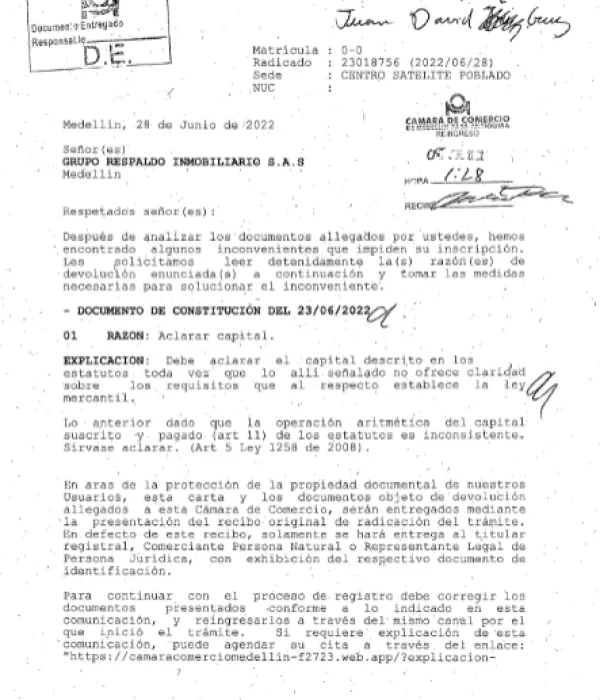Documento de la constitución de la inmobiliaria, con la firma de Juan David Cruz en la parte superior.