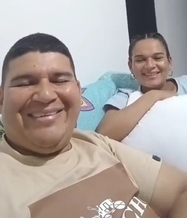 Jonatan Zapa y Kettis María Tapia, los padres de los cuatrillizos.