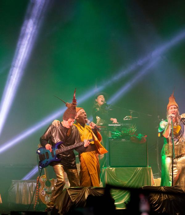 H??ctor Buitrago en concierto acompa??ado de Rub??n Albarr??n, de Cafe Tacvba.