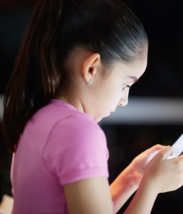 9 de cada 10 niños y adolescentes en Colombia no saben protegerse en internet, aunque casi todos ya tienen celular