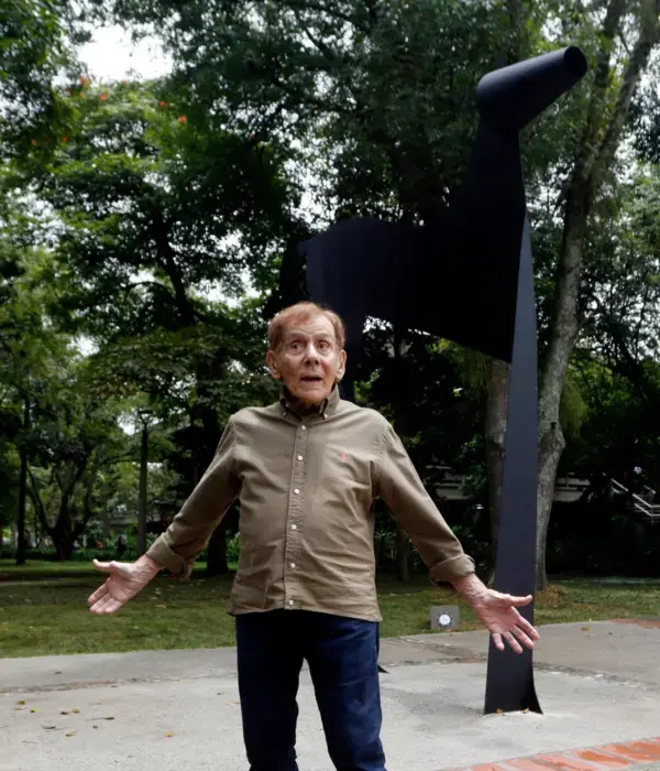 El artista colombiano David Manzur donó una obra suya a la Universidad de Antioquia.