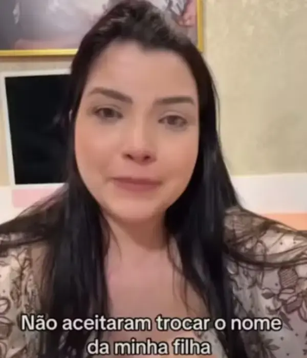 Caroline denunció amenazas por parte del funcionario del registro civil durante el trámite.