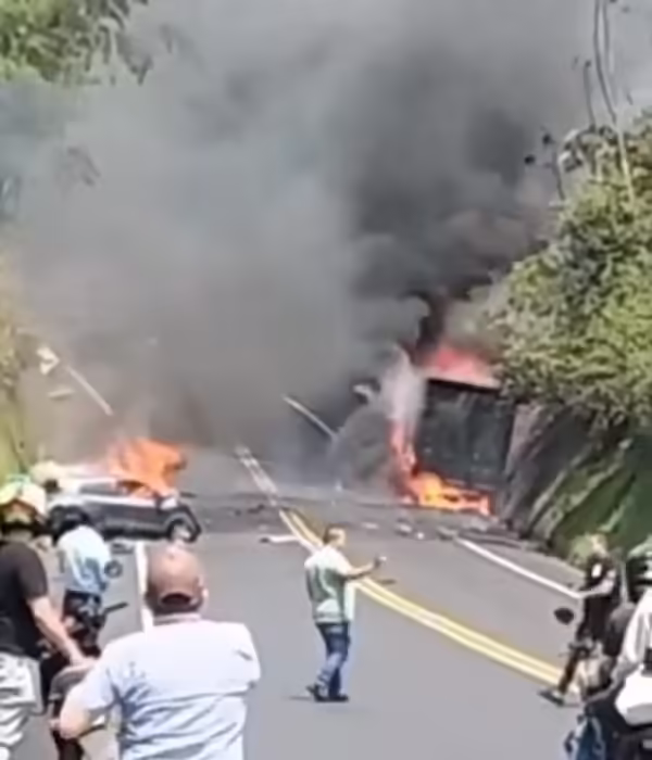 El camión se incendió pocos instantes tras el choque.