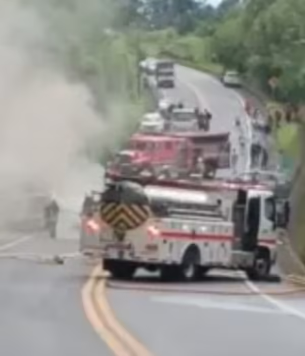 Los bomberos se hicieron presentes en la vía para controlar el fuego y tratar de rescatar al conductor.
