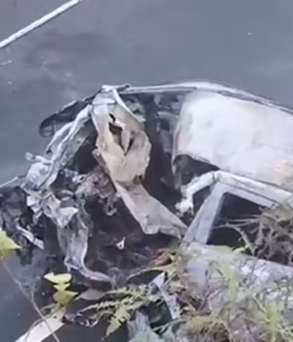 Así quedó el vehículo particular tras el impacto y las llamas.