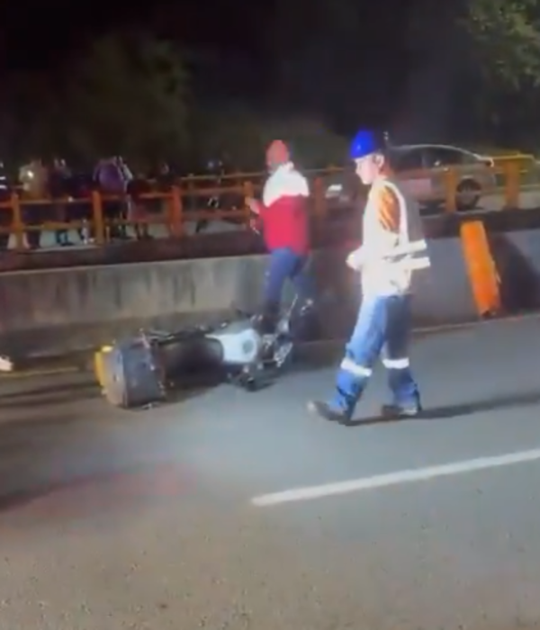 El motociclista cayó al vacío tras colisionar con el separador de la vía.
