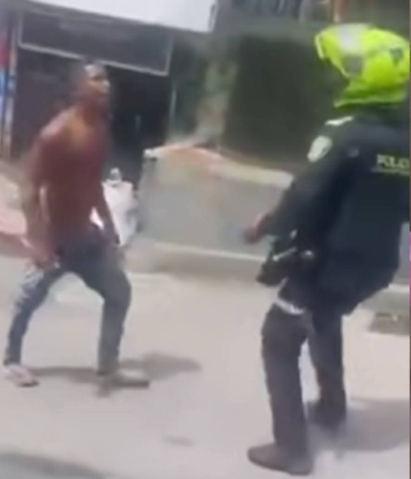 En todo momento, el hombre ignoró los llamados de atención y continuó retando a los policías.