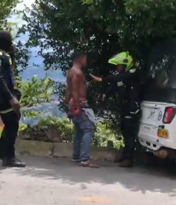 Uno de los uniformados hizo disparos de advertencia al suelo. El hombre los ignoró.