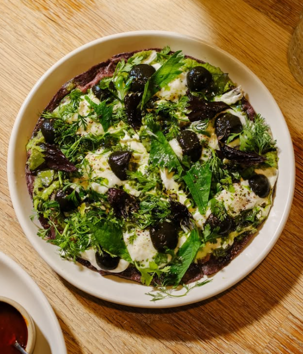 Uno de los platos del restaurante Oxomoco, en Nueva York: Tlayuda de primavera: guisantes, burrata, jalape??os asados y shiso.