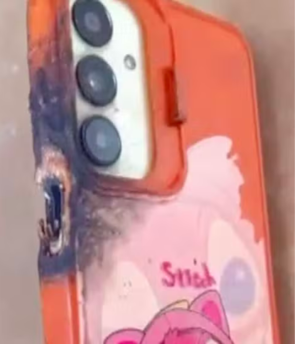 Joven murió mientras usaba el celular conectado al tomacorriente