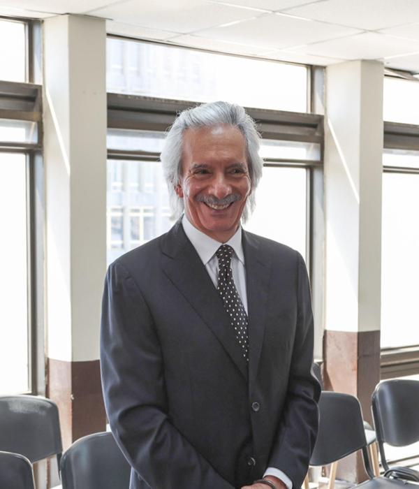 El periodista José Rubén Zamora Marroquín camina a su llegada a una audiencia este jueves, en el Juzgado Segundo Penal en Ciudad de Guatemala (Guatemala).