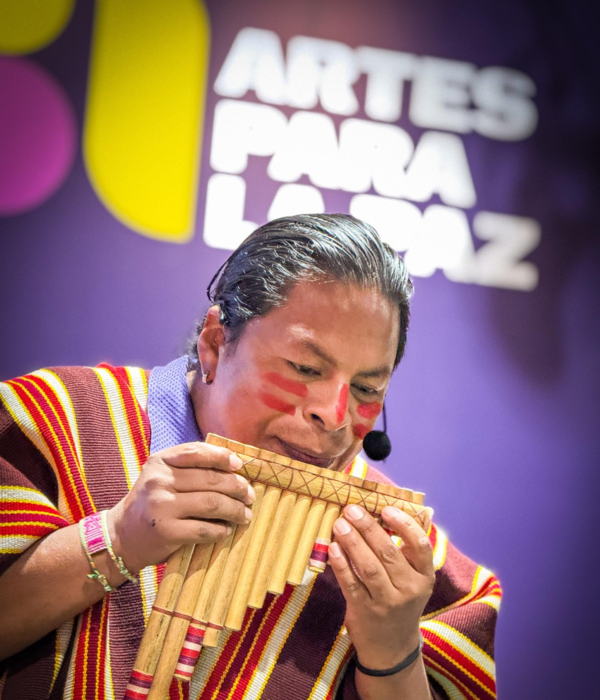 Filbo 2026: formadores y sabedores de Cauca, Casanare, Putumayo y Guaviare pasan por el stand de Artes para la paz para contar cómo enseñan música, danza, teatro y tradición oral en territorios donde la educación artística también reúne comunidades.