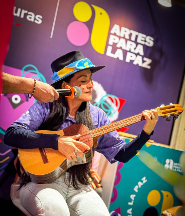 Filbo 2026: formadores y sabedores de Cauca, Casanare, Putumayo y Guaviare pasan por el stand de Artes para la paz para contar cómo enseñan música, danza, teatro y tradición oral en territorios donde la educación artística también reúne comunidades.