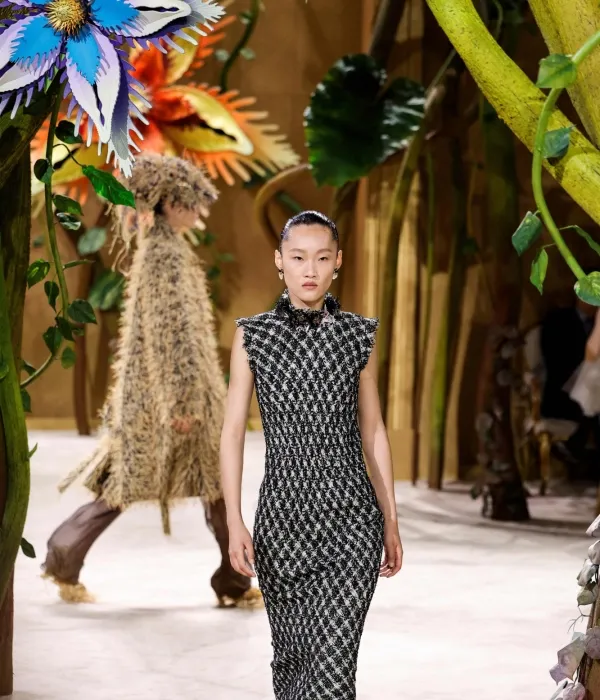 Una modelo presenta una creación de Chanel para la colección femenina de alta costura otoño/invierno 2026-2027 durante la Semana de la Alta Costura de París
