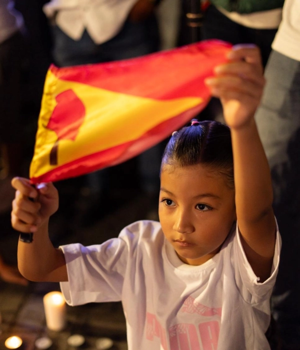 Adultos, jóvenes y niños se reunieron en la Plaza Cívica para conmemorar el cumpleaños de la ciudad.