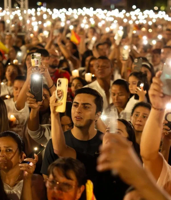 Adultos, jóvenes y niños se reunieron en la Plaza Cívica para conmemorar el cumpleaños de la ciudad.