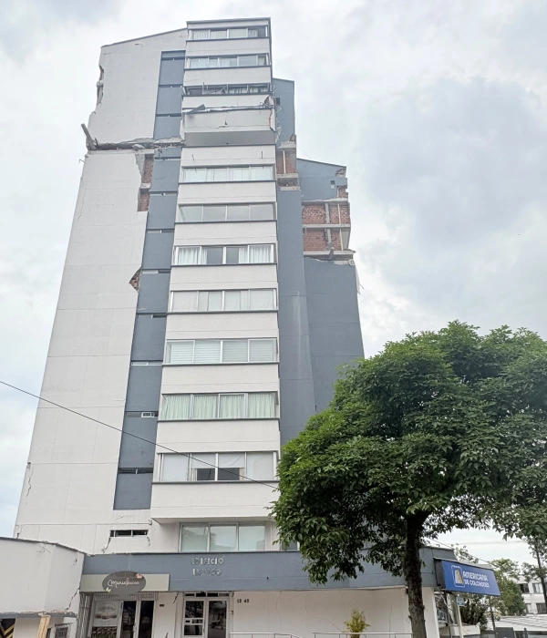 El colapso total del piso 12 del edificio Invico, en Pereira.