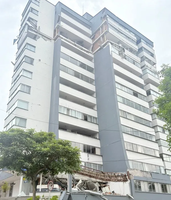 El colapso total del piso 12 del edificio Invico, en Pereira.
