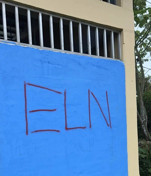 Diferentes grafitis del Eln fueron realizados en las fachadas de algunas viviendas.