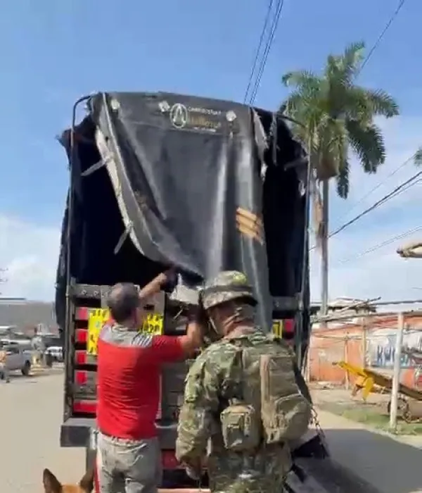 El camión que cayó en un operativo en el norte del Cauca. Llevaba 400 kilos de explosivos.