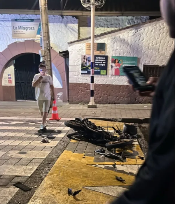 La motocicleta fue incinerada y sus restos fueron inmovilizados por la secretaría de Movilidad.